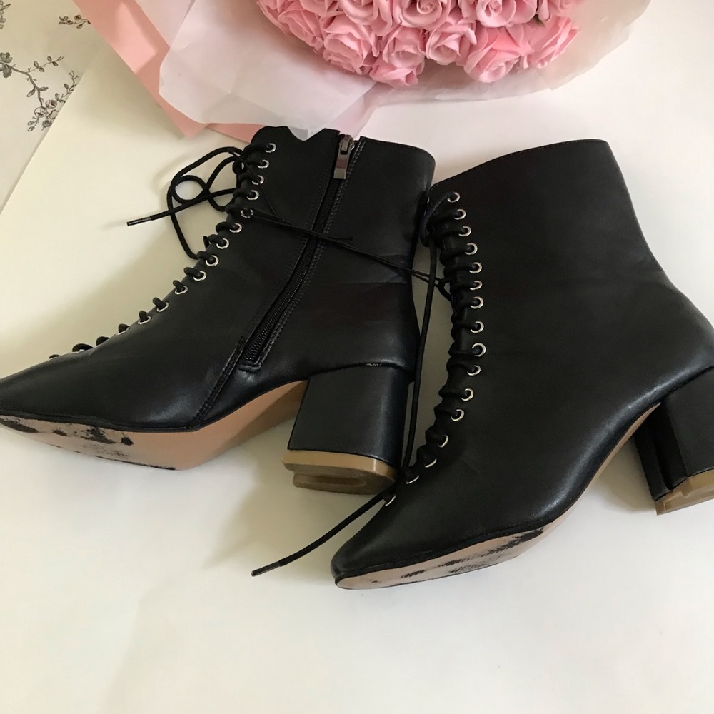 She & In boots - Picture 4 of 9